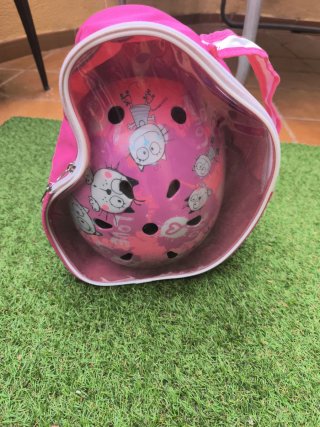 Casco infantil rosa con dibujos