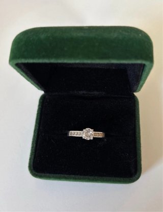 Anillo de plata con circonitas