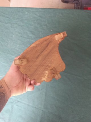 Caja de madera antigua con diseño de concha