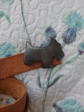 Cinturón de cuero con hebilla de perro