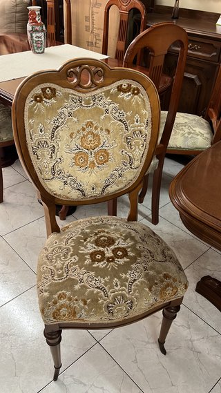 Mesa de comedor y 4 sillas tapizadas