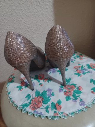 Zapatos de tacón dorados y  brillantes