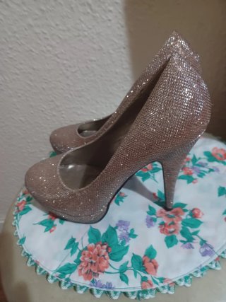 Zapatos de tacón dorados y  brillantes