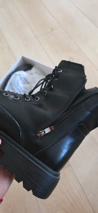 Botas negras con cordones y suela gruesa. No marca
