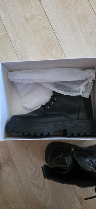 Botas negras con cordones y suela gruesa. No marca