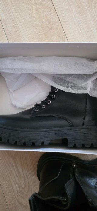 Botas negras con cordones y suela gruesa. No marca