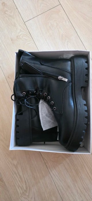 Botas negras con cordones y suela gruesa. No marca