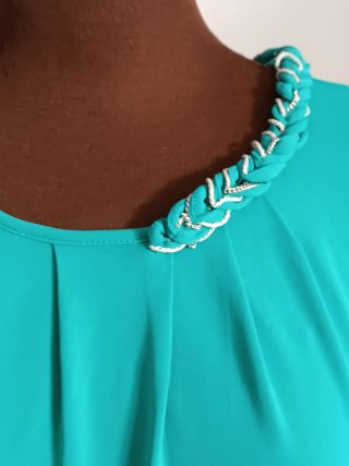 Abito Turchese con Dettagli Collo
