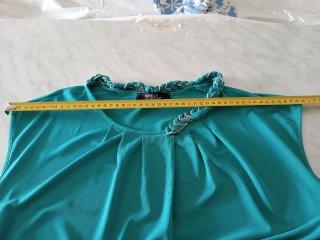 Abito Turchese con Dettagli Collo