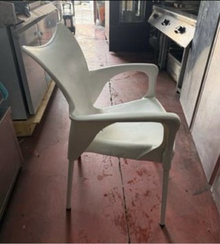 Sillas de plástico beige (usadas)
