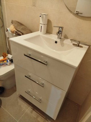 Mueble de baño con lavabo blanco de 60 cm.