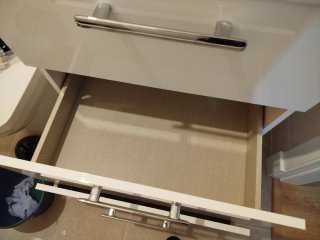 Mueble de baño con lavabo blanco de 60 cm.
