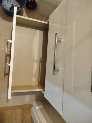 Mueble de baño con lavabo blanco de 60 cm.