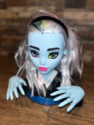 Monster High Muñeca Manicura y Maquillaje