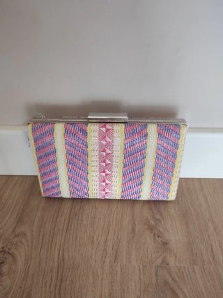 Bolso de fiesta, Nuevo a estrenar
