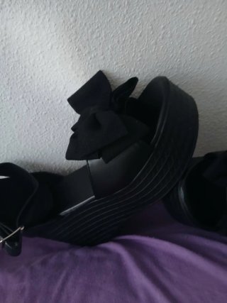 Sandalias de plataforma negras con lazo