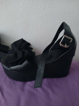 Sandalias de plataforma negras con lazo