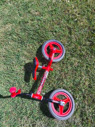 Bicicleta de equilibrio roja