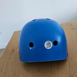 Casco infantil azul para patinete/bici
