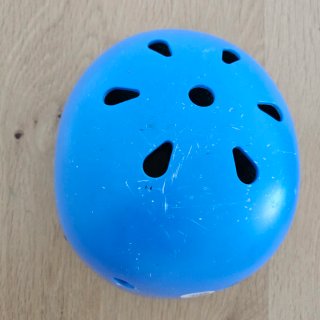Casco infantil azul para patinete/bici