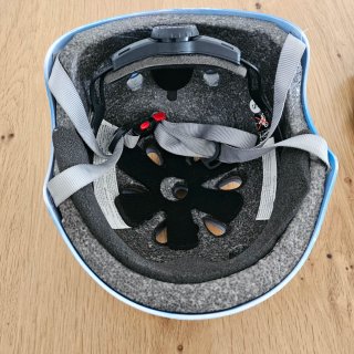 Casco infantil azul para patinete/bici