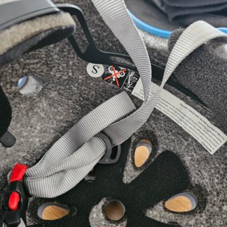 Casco infantil azul para patinete/bici