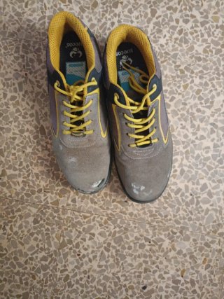 Zapatos de obra grises y amarillos