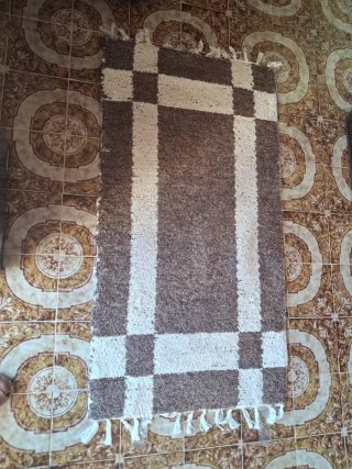 Alfombra de  cuadros marrón y blanco en Denia