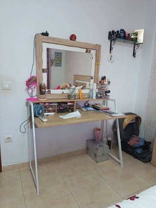 Tocador de madera y metal