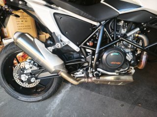 KTM 690 Duke Negra y Blanca