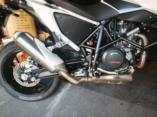 KTM 690 Duke Negra y Blanca
