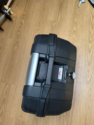 Baúl Moto Kappa Negro/Plata de 52 litros.