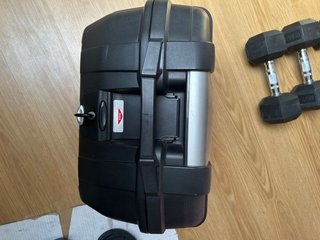 Baúl Moto Kappa Negro/Plata de 52 litros.