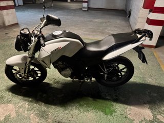 Moto Naked Blanca y Negra 125cc