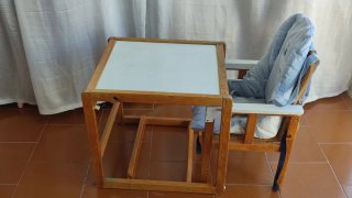 Trona de madera convertible en pupitre