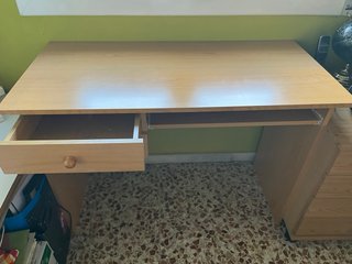 Escritorio juvenil con bandeja para teclado