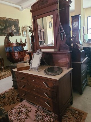 Novedad, Almacén de muebles antiguos y variedades