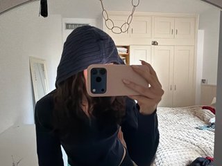 Chaqueta azul con cremallera y líneas