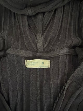 Chaqueta azul con cremallera y líneas
