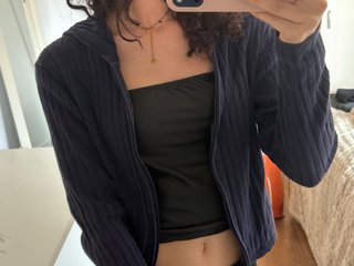Chaqueta azul con cremallera y líneas