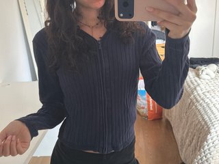 Chaqueta azul con cremallera y líneas