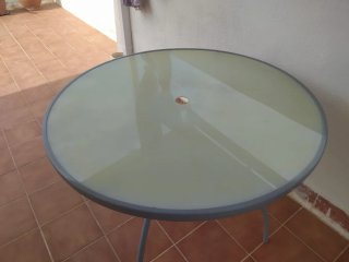 Mesa redonda metacrilato y metal gris