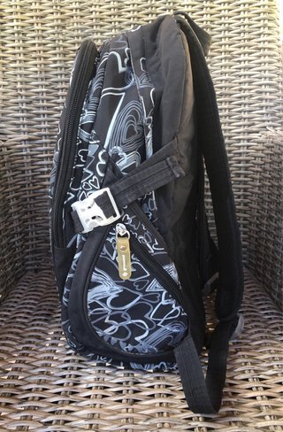 Mochila Gremond Negra con Estampado de Corazones