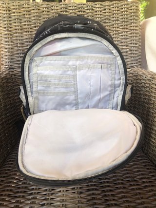 Mochila Gremond Negra con Estampado de Corazones