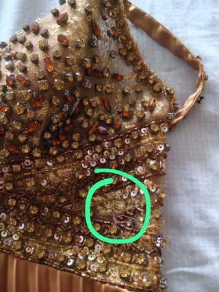 Vestido dorado raso plisado pedrería
