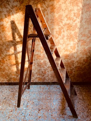 Scala vintage pieghevole in legno di design