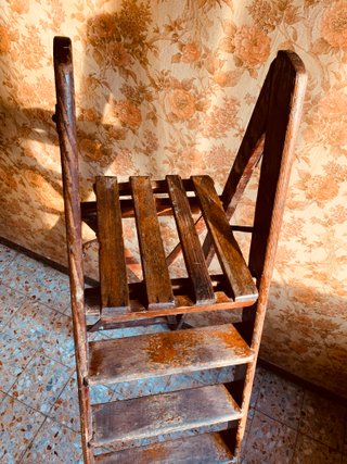 Scala vintage pieghevole in legno di design