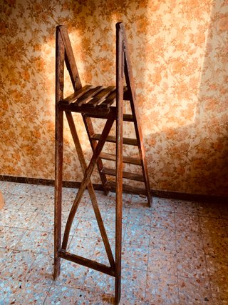 Scala vintage pieghevole in legno di design