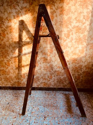 Scala vintage pieghevole in legno di design