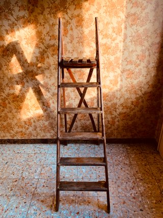 Scala vintage pieghevole in legno di design